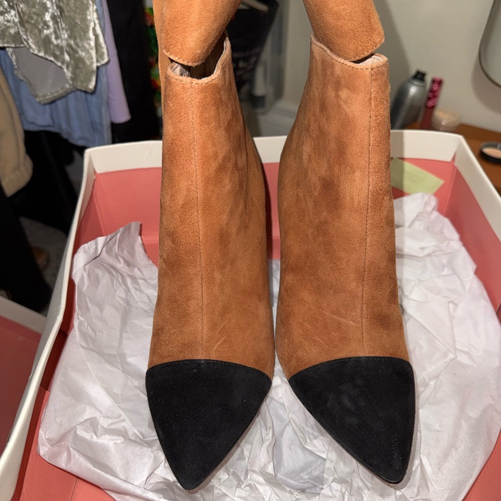 Elegant Tan and Black Women's Ankle Boots - Picture 4 of 5